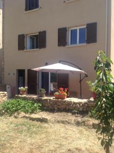 un parapluie devant un bâtiment dans l'établissement A Stalla, à Piana