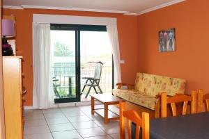 A seating area at Apartamentos Cormoran