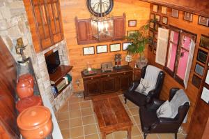 an overhead view of a living room with two chairs at Casa Escosa in Albalate del Arzobispo