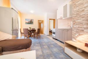 Kuchyň nebo kuchyňský kout v ubytování Apartments Marina