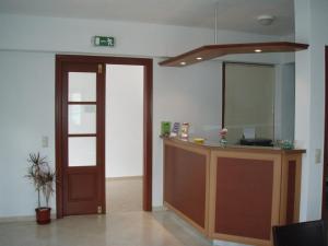 una habitación con una puerta y un mostrador en una habitación en Vakhos Island, en Agia Anna de Naxos