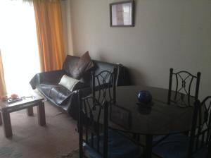 sala de estar con sofá y mesa en Depto Algarrobo Mirasol, en Algarrobo