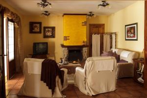 a living room with two chairs and a fireplace at Posada Mediavia in Ubiarco