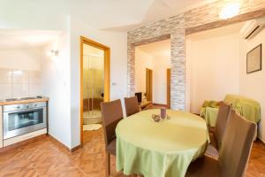 Kuchyň nebo kuchyňský kout v ubytování Apartments Marina