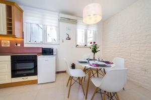 Kuchyň nebo kuchyňský kout v ubytování Apartman Lara