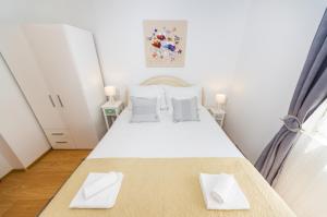 Postel nebo postele na pokoji v ubytování Apartman Lara + 27 fotografií