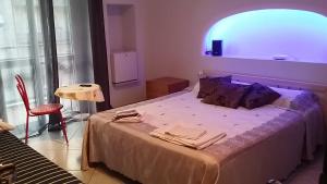 sypialnia z dużym łóżkiem z niebieskim światłem w obiekcie Il Sole e La Luna w Turynie