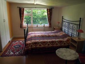 מיטה או מיטות בחדר ב-Ballycommane House & Garden
