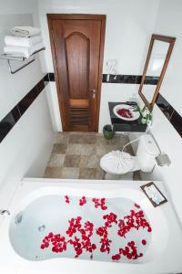ein Badezimmer mit einer Badewanne mit roten Blumen darauf in der Unterkunft Relax Hotel in Phnom Penh