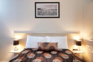 Postel nebo postele na pokoji v ubytování High Street Motor Inn + 36 fotografií