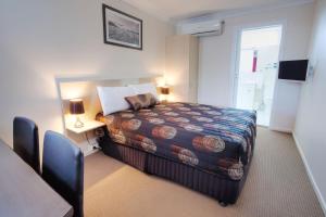 Un pat sau paturi într-o cameră la High Street Motor Inn