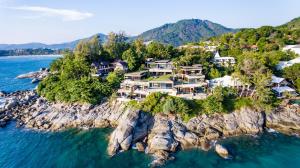 Vue aérienne d'une maison sur une île rocheuse dans l'eau dans l'établissement Impiana Private Villas Kata Noi, à Kata Beach