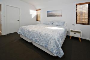 
A bed or beds in a room at Margaret River Bungalows
