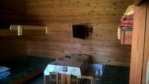 a room with a wooden wall with a box in it at Pirttiniemen Lomakylä in Muurasjärvi