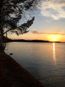 a sunset over a large body of water at Gran Hotellihuoneistot 2 in Suolahti +2 photos