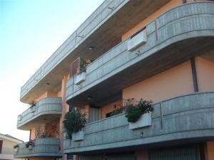 un edificio con balcones y macetas. en Bed & Breakfast Oasi en Pescara