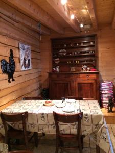 a dining room with a table in a cabin at La Grange De L'Errance in Giron