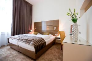 Un pat sau paturi într-o cameră la Hotel Gräfrather Hof