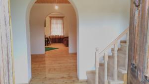 NikortsmindaGuest house in Nikortsminda Racha的房屋内有楼梯的空走廊
