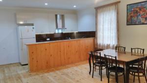 Guest house in Nikortsminda Racha的厨房或小厨房