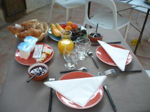 einen Tisch mit Teller mit Lebensmitteln auf einem Tisch in der Unterkunft L'atelier B&B in Bédoin