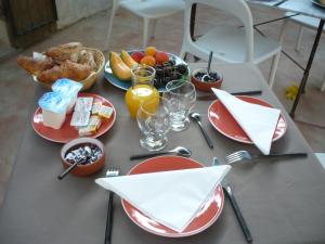 stół z talerzami żywności na stole w obiekcie L'atelier B&B w mieście Bédoin
