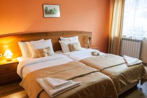 Postel nebo postele na pokoji v ubytování Pirina Club Hotel