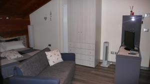 un soggiorno con un divano e una televisione di Lo Galetas - Alloggio ad uso turistico-VDA-LT-AOSTA-0100 ad Aosta