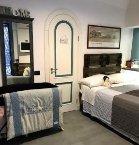 ナポリにあるThe Lodgeのベッドルーム1室(ベッド2台付)、ベッドに犬1匹が寝ています。