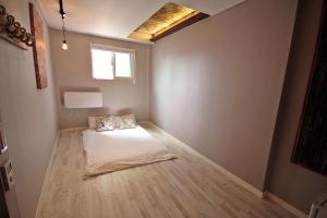 Postel nebo postele na pokoji v ubytování Daemyung Guesthouse