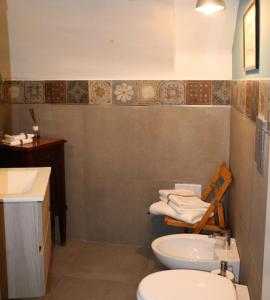 ナポリにあるThe Lodgeのバスルーム(トイレ、洗面台付)