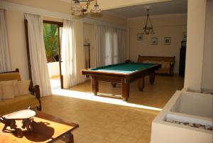 uma sala de estar com uma mesa de bilhar em Galini Hotel em Agia Marina Aegina