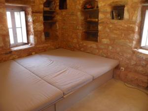 Een bed of bedden in een kamer bij Traditional Stone House