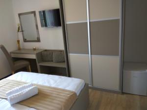a bedroom with a bed and a mirror and a desk at B&B Villa Oasa 3 in Rovinjsko Selo