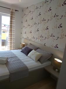 a bedroom with a bed with a floral wallpaper at B&B Villa Oasa 3 in Rovinjsko Selo +25 photos