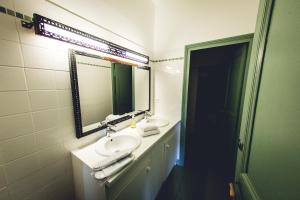 La salle de bains est pourvue de 2 lavabos et d'un miroir. dans l'établissement Surprenantes - Château du Pé, à Saint-Jean-de-Boiseau