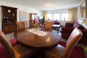 ein Wohnzimmer mit einem Holztisch und einem Sofa in der Unterkunft Ferienwohnung Anke - Appartement 5b in Heinsberg