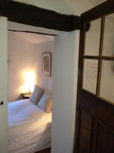 ein Schlafzimmer mit einem Bett, einem Fenster und einer Lampe in der Unterkunft B&B Petite Maison Le Jardin in Vaison-la-Romaine