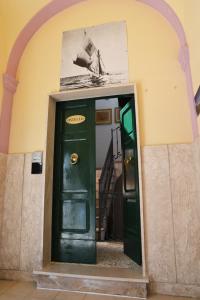 アルバ・アドリアティカにあるOstello La Stazioneの船図の建物の緑の扉