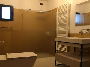 トリカーゼにあるCasa Liquilabのバスルーム(シャワー、トイレ、シンク付)