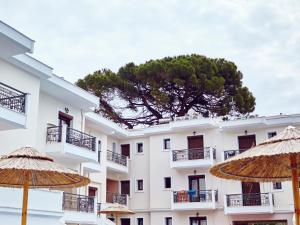 Budova, v ktorej sa apartmánový hotel nachádza + 7 fotografií