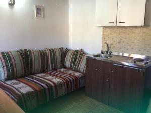 Kuchyň nebo kuchyňský kout v ubytování Captain's Suites + 37 fotografií
