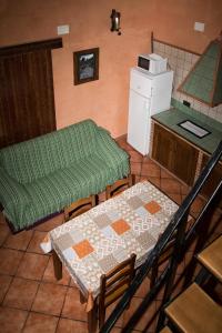 cocina con mesa, barra y nevera en Complejo Rural El Molinillo, en Arenas del Rey
