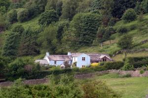 una casa en medio de una colina en The Blue House Bed and Breakfast, en High Newton