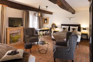 TV a/nebo společenská místnost v ubytování Contact Hôtels Le Savigny & Spa
