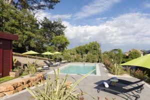 The swimming pool at or close to Contact Hôtels Le Savigny & Spa