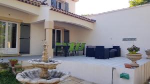 Photo de la galerie de l'établissement Charmante maison climatisée Vedene - Avignon avec piscine, à Vedène 14 autres photos