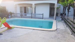 Photo de la galerie de l'établissement Charmante maison climatisée Vedene - Avignon avec piscine, à Vedène