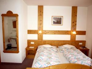 ロイタッシュにあるAhrnerhofのベッドルーム(ベッド1台、シンク、鏡付)