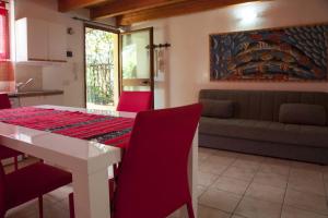 クアルトゥ・サンテーレナにあるApartment in Quartu Sant'Elena 26308のキッチン、リビングルーム(テーブル、ソファ付)